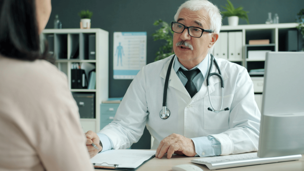 Consulta médica com neurocirurgião especialista em distúrbios neurológicos