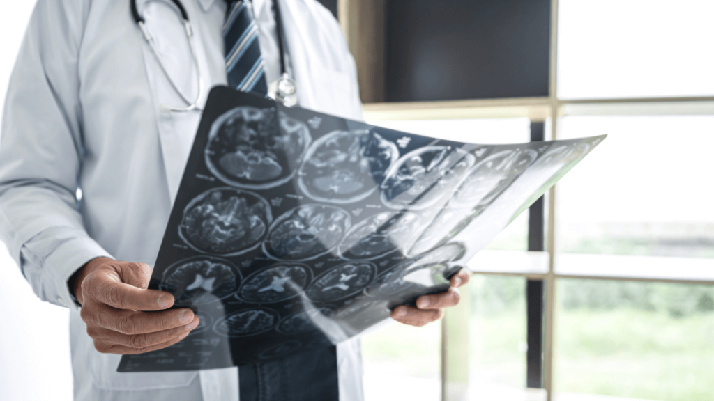 neurocirugião analisando exame