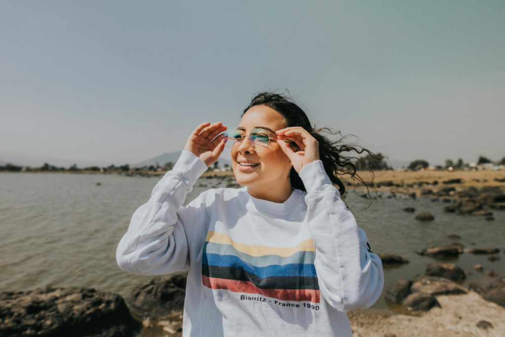 Adulto sorrindo ao ar livre representando qualidade de vida com epilepsia controlada por tratamento adequado.