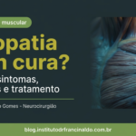 Miopatia tem cura? Entenda sintomas, tipos e tratamento em 2026 Ilustração de fibras musculares humanas em close com iluminação azulada, representando miopatia e doenças musculares, e texto miopatia tem cura?